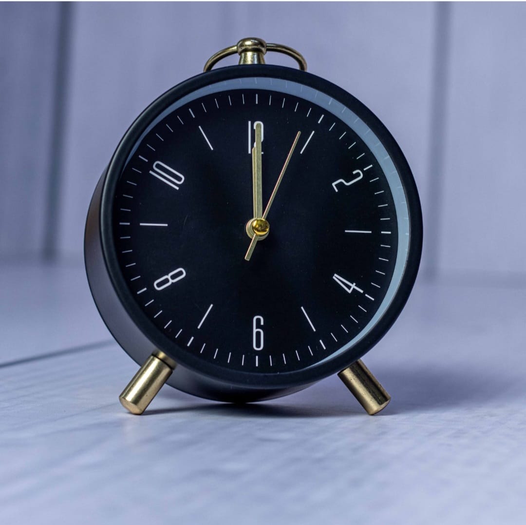 Luxury Gold Ring Table Clock – Modern Silent Quartz Desk Clock Elegant Home & Office Decor Timepiece