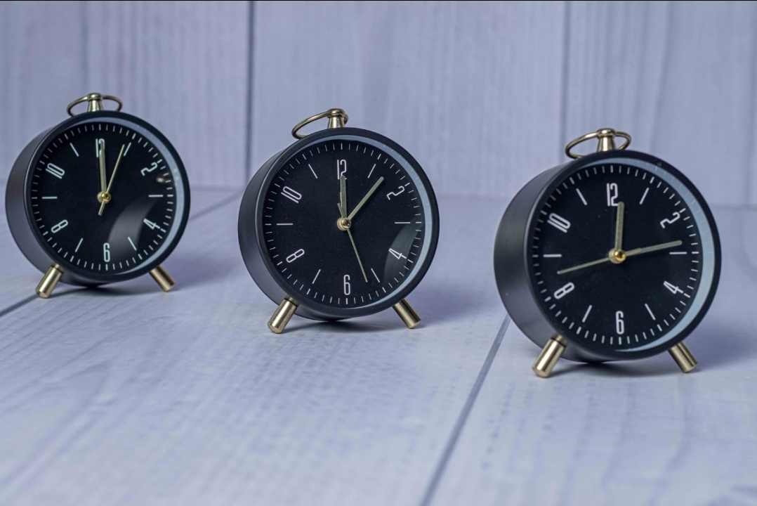 Luxury Gold Ring Table Clock – Modern Silent Quartz Desk Clock Elegant Home & Office Decor Timepiece