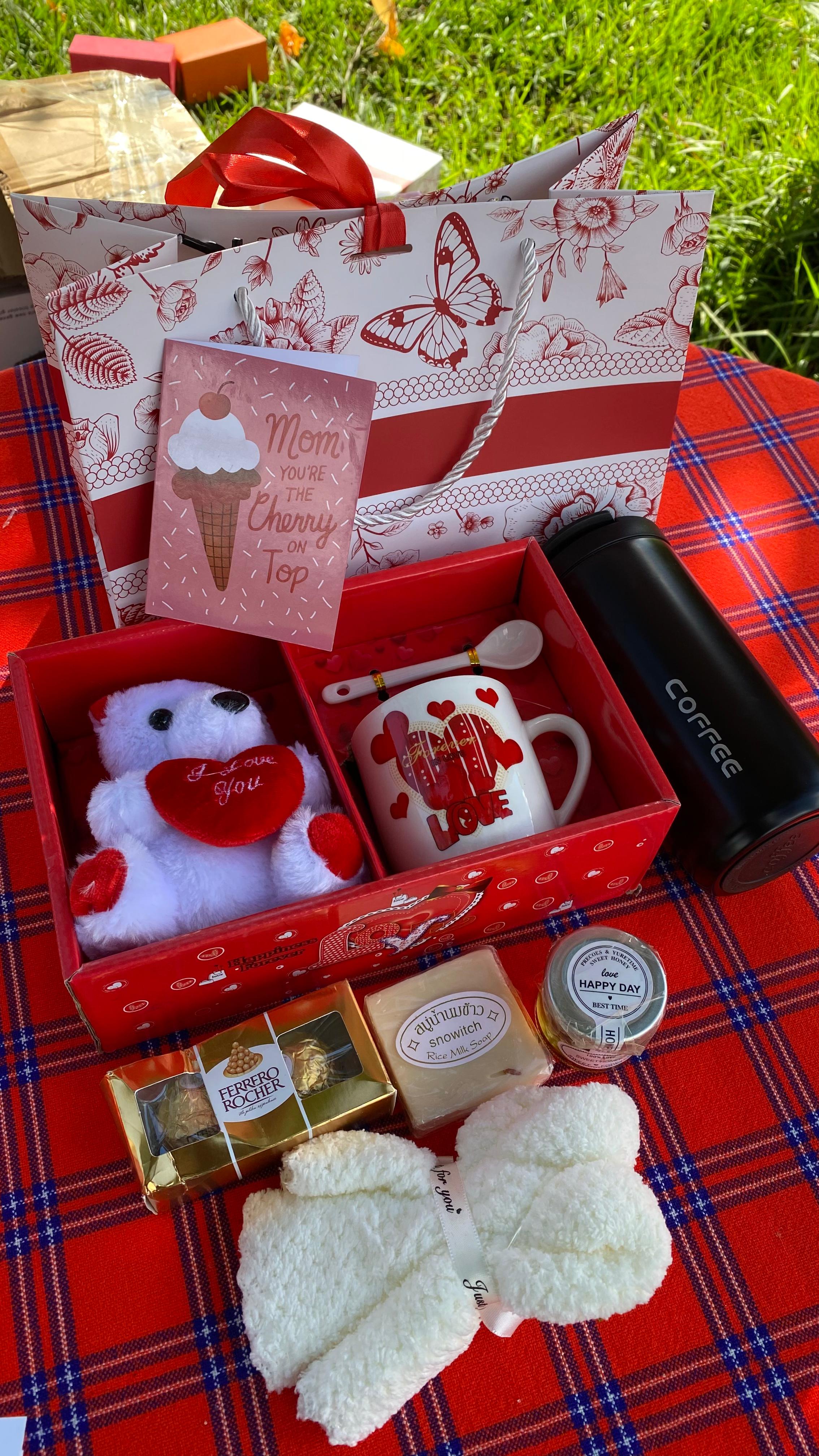 MOTHERS DAY GIFT SETS
Mug & spoon
👑thermal flask
👑Honey jar
👑ferrero rocher Chocolate
👑Bear towel
👑Rice soap
👑Bear
👑Gift Card
👑2 gift Bags with ribbon 🎀

✍️We offer Engraving services✍️(custo