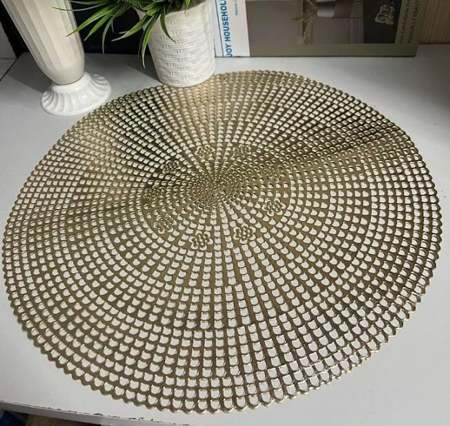 TABLE MATS, 6PCS SET, MADE OF PVC, WATER AND OIL PROOF, EASY TO CLEAN BY WIPING, ELEVATE YOUR DINING AREA WITH ITS FANCY GOLD AND SILVER. each pattern is in both silver and gold.