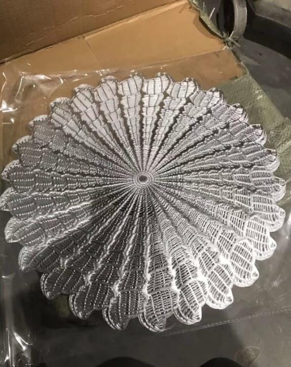 TABLE MATS, 6PCS SET, MADE OF PVC, WATER AND OIL PROOF, EASY TO CLEAN BY WIPING, ELEVATE YOUR DINING AREA WITH ITS FANCY GOLD AND SILVER. each pattern is in both silver and gold.