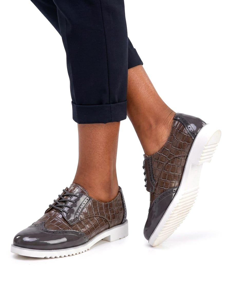 ⭐High quality women's brogues, they are comfortable,breathable,fashionable, and has a durable rubber sole. Available in colours black,red, green and white.⭐ perfect for offices and casual wears⭐