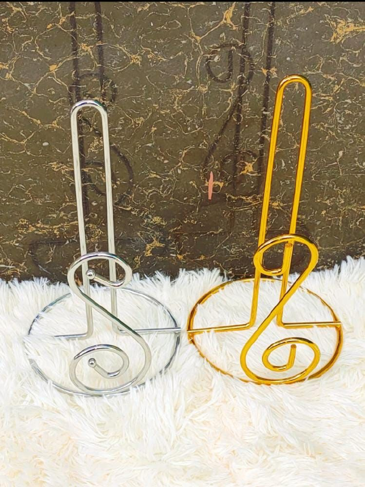 This decorative metal tissue holder is a stylish and functional accessory designed to keep paper towel rolls or tissue rolls neatly organized and easily accessible. Featuring an elegant spiral wire.