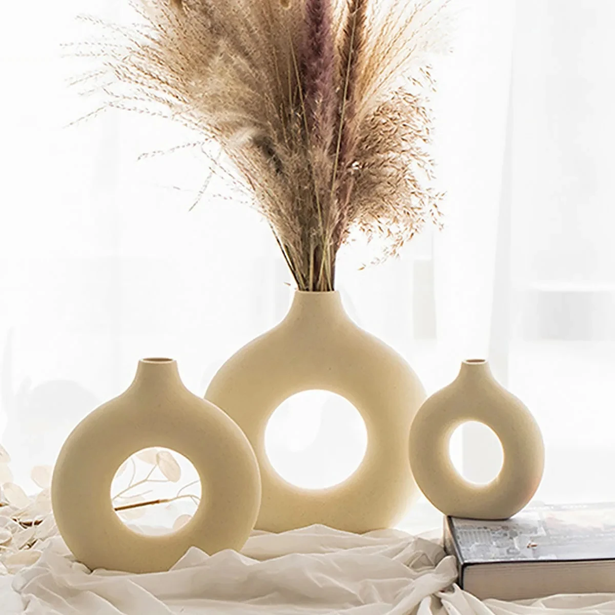 Black an white Plastic Donut Vase Set of 3 – Modern Minimalist Hollow Round for Living Room, Office & Home DécorPerfect for displaying fresh flowers, dried blooms, or standing alone as statement décor