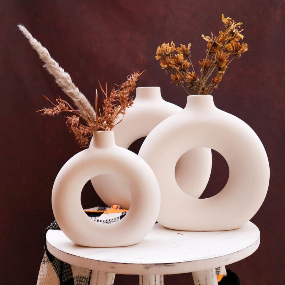 Black an white Plastic Donut Vase Set of 3 – Modern Minimalist Hollow Round for Living Room, Office & Home DécorPerfect for displaying fresh flowers, dried blooms, or standing alone as statement décor