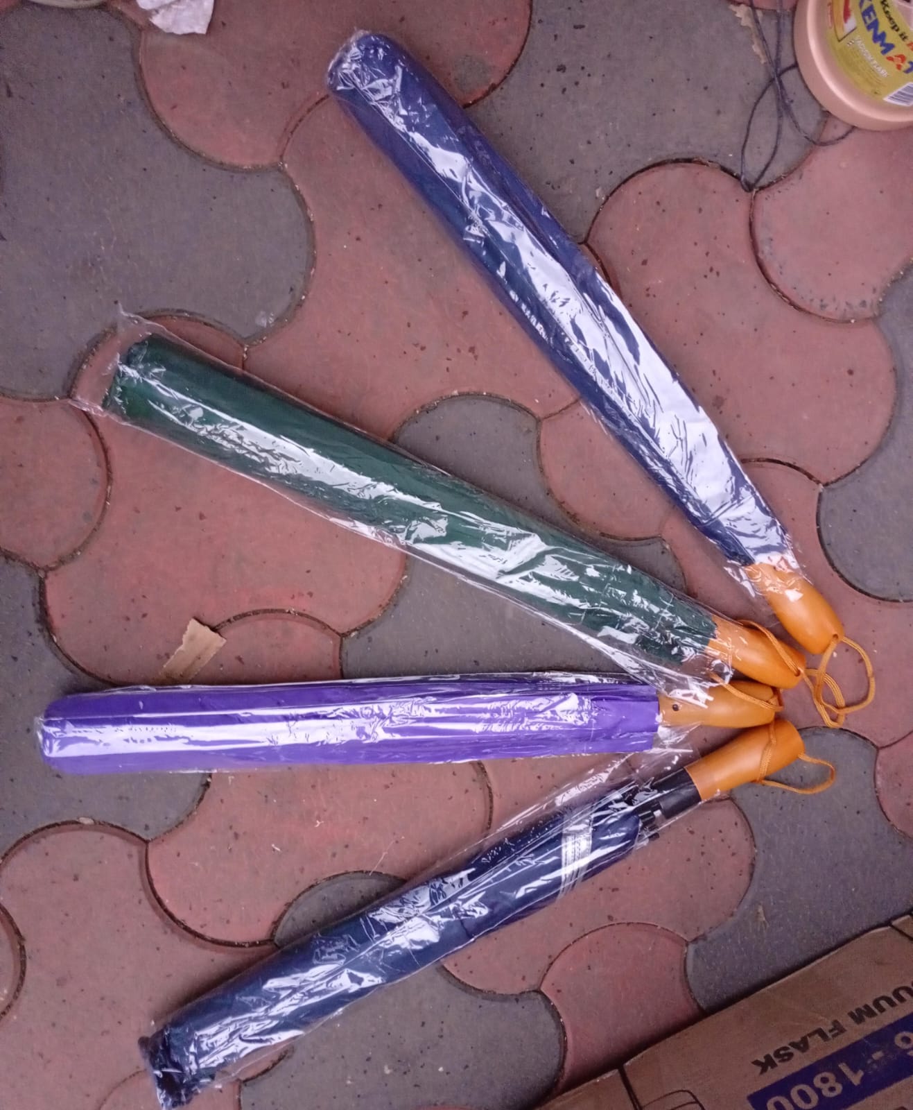 Big Size Foldable Umbrella with A Wooden Handleit offers wide coverage and strong metal ribs to withstand wind and heavy rain. The foldable design makes it easy to carry and store, combining elegance