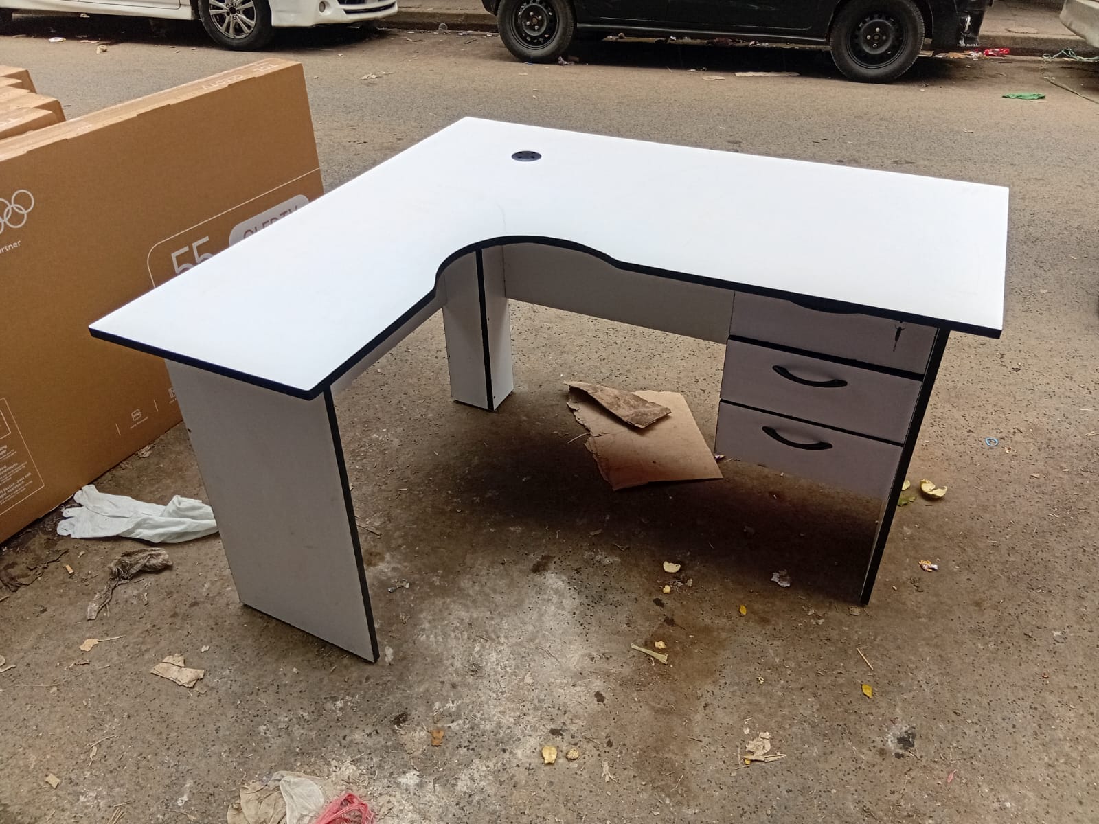 1.2M L-Shaped Office Study Table / Desk 💼📚
Upgrade your workspace with this modern and functional 1.2-meter L-shaped study/office desk — designed to maximize space, comfort, and productivity!
Perfec