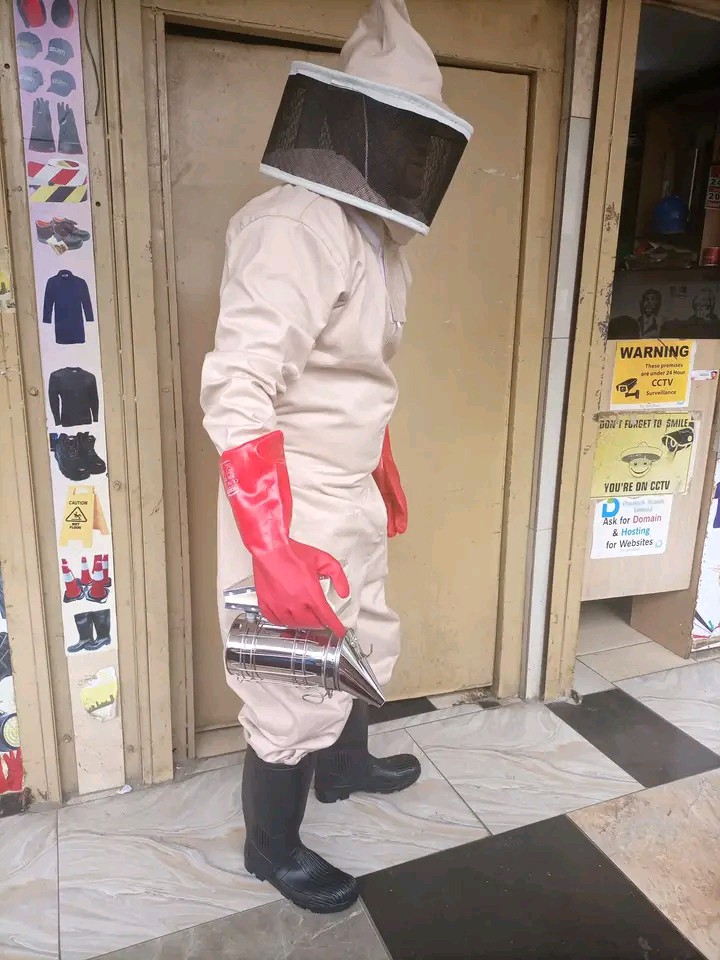 Cotton Bee Suit , Stainless Steel Smoker And Bee Protective Gloves