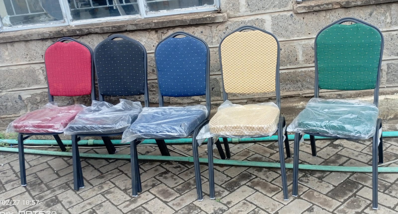 High quality Conference chairs 1pc Ergonomic medium mesh executive chair is a stylish chair that
will keep you cool and comfortable Multi-utility – with a flawless
height and width, the arm chair is i