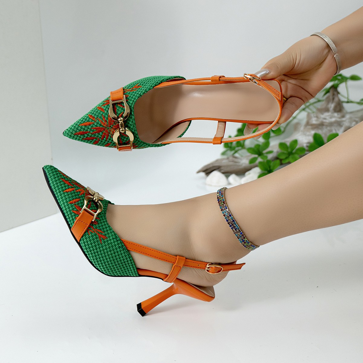 European and American fashionable stiletto and low-heeled sandals with deep pattern on the back and iron buckle, comfortable and suitable for commuting.