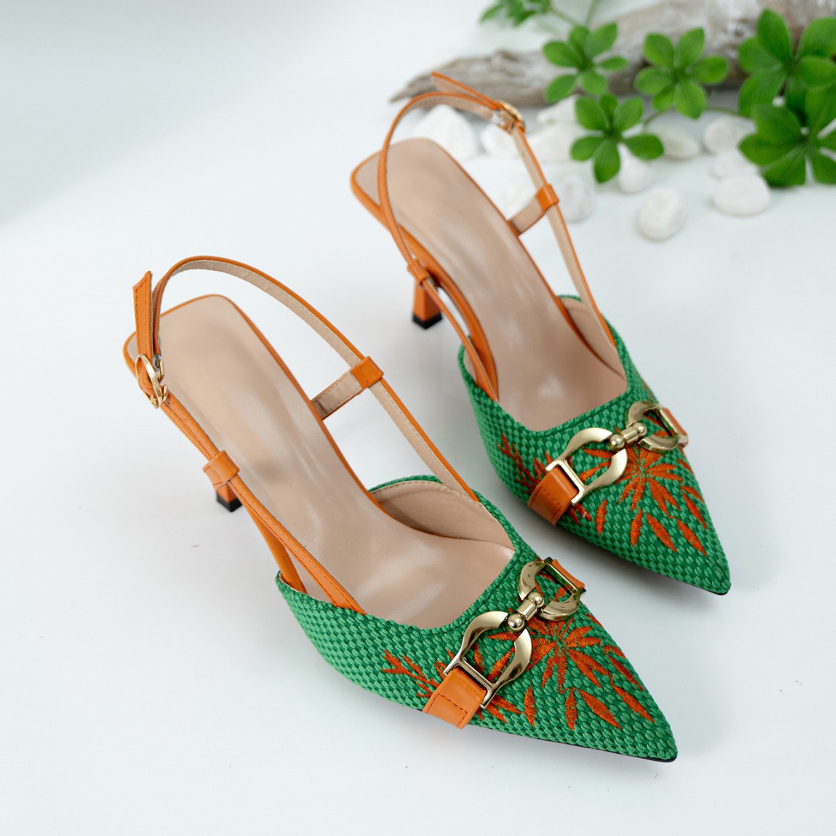 European and American fashionable stiletto and low-heeled sandals with deep pattern on the back and iron buckle, comfortable and suitable for commuting.