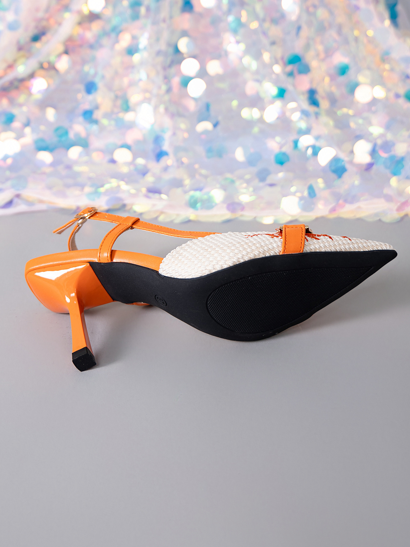 European and American fashionable stiletto and low-heeled sandals with deep pattern on the back and iron buckle, comfortable and suitable for commuting.