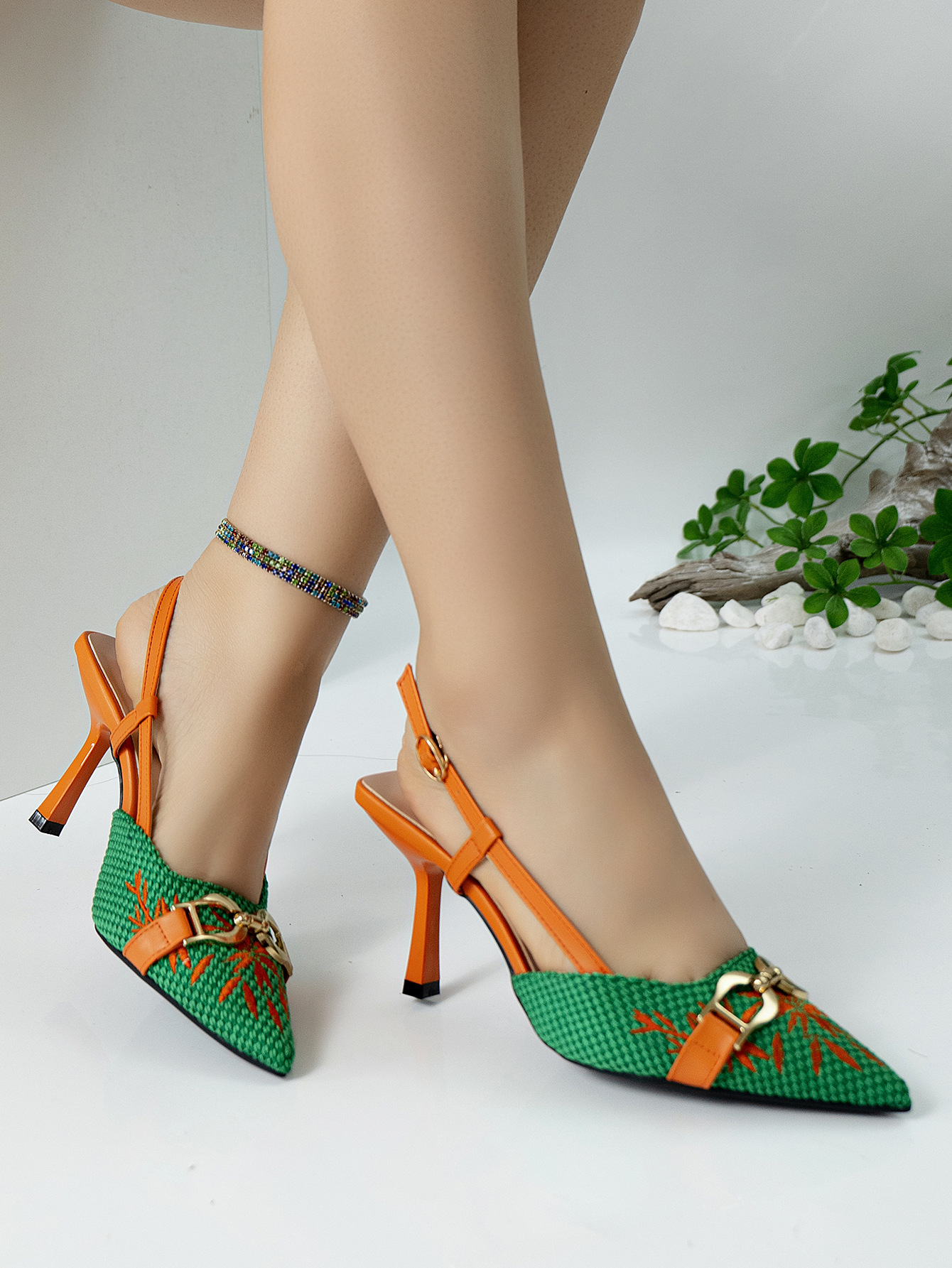 European and American fashionable stiletto and low-heeled sandals with deep pattern on the back and iron buckle, comfortable and suitable for commuting.
