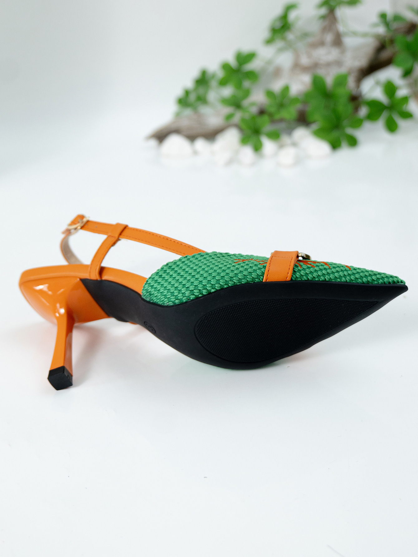European and American fashionable stiletto and low-heeled sandals with deep pattern on the back and iron buckle, comfortable and suitable for commuting.