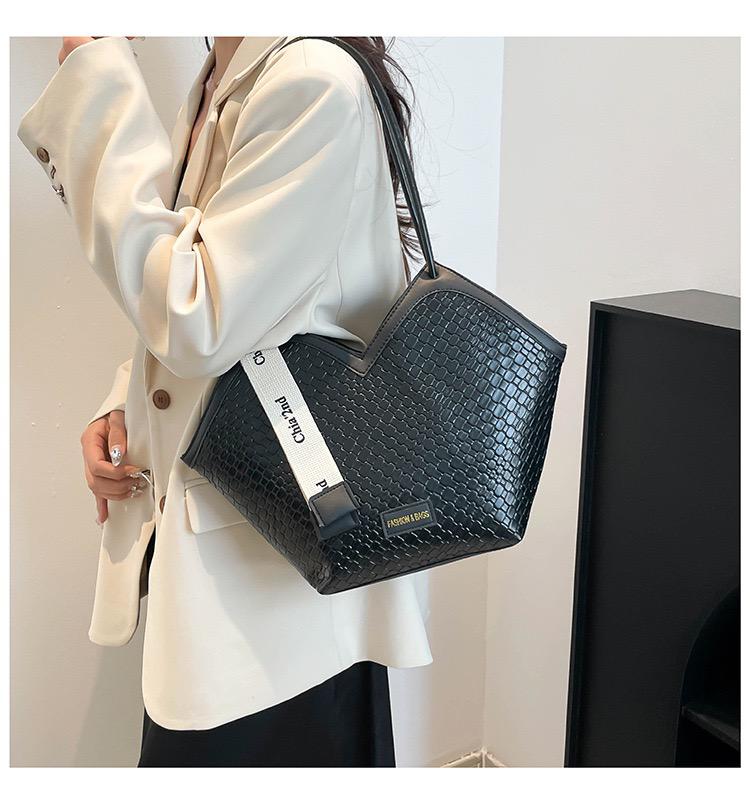 Classy Small designer bags fit iPad and Phones Shoulder Bags 2025 New Retro Style Woman Tote Bags PU Leather Woman Handbags Woven Stitching