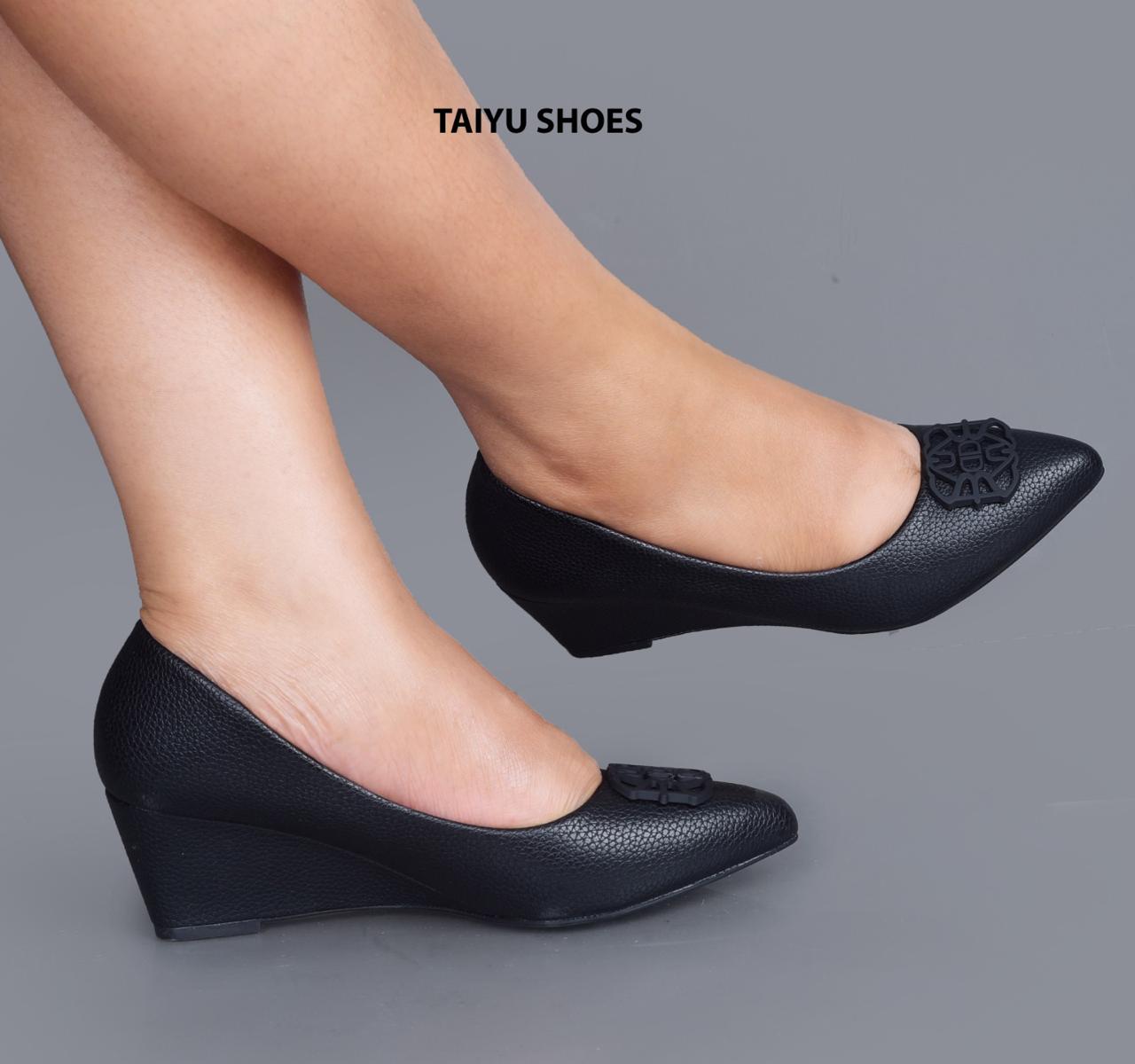 👠✨ Taiyu Stylish Wedge Heel Pumps – Comfort Meets Elegance Upgrade your footwear collection with these modern wedge heel pumps—perfect for women who want both comfort and style.