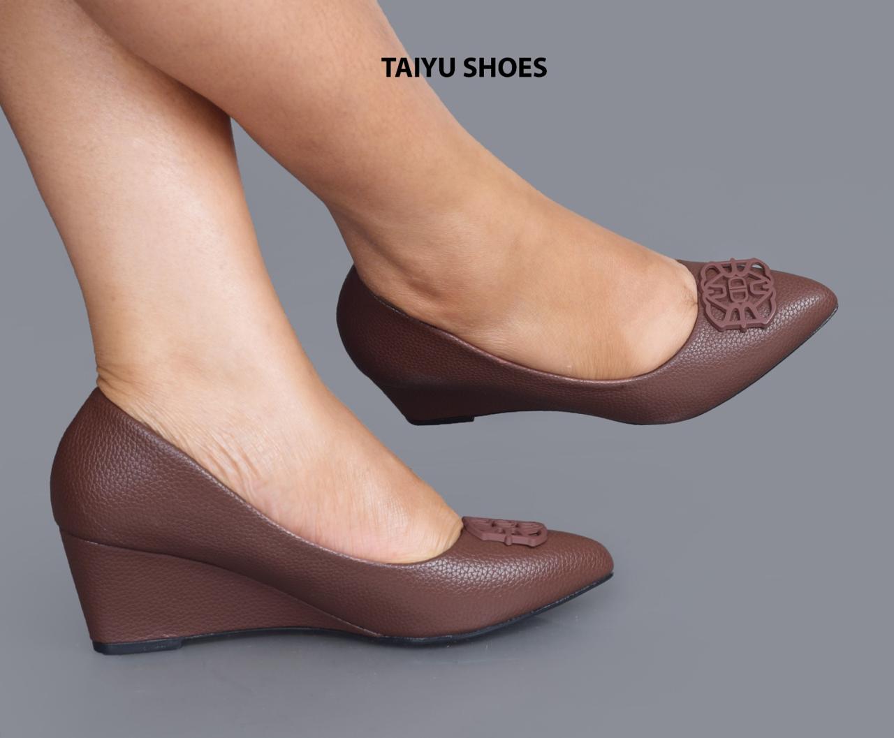 👠✨ Taiyu Stylish Wedge Heel Pumps – Comfort Meets Elegance Upgrade your footwear collection with these modern wedge heel pumps—perfect for women who want both comfort and style.