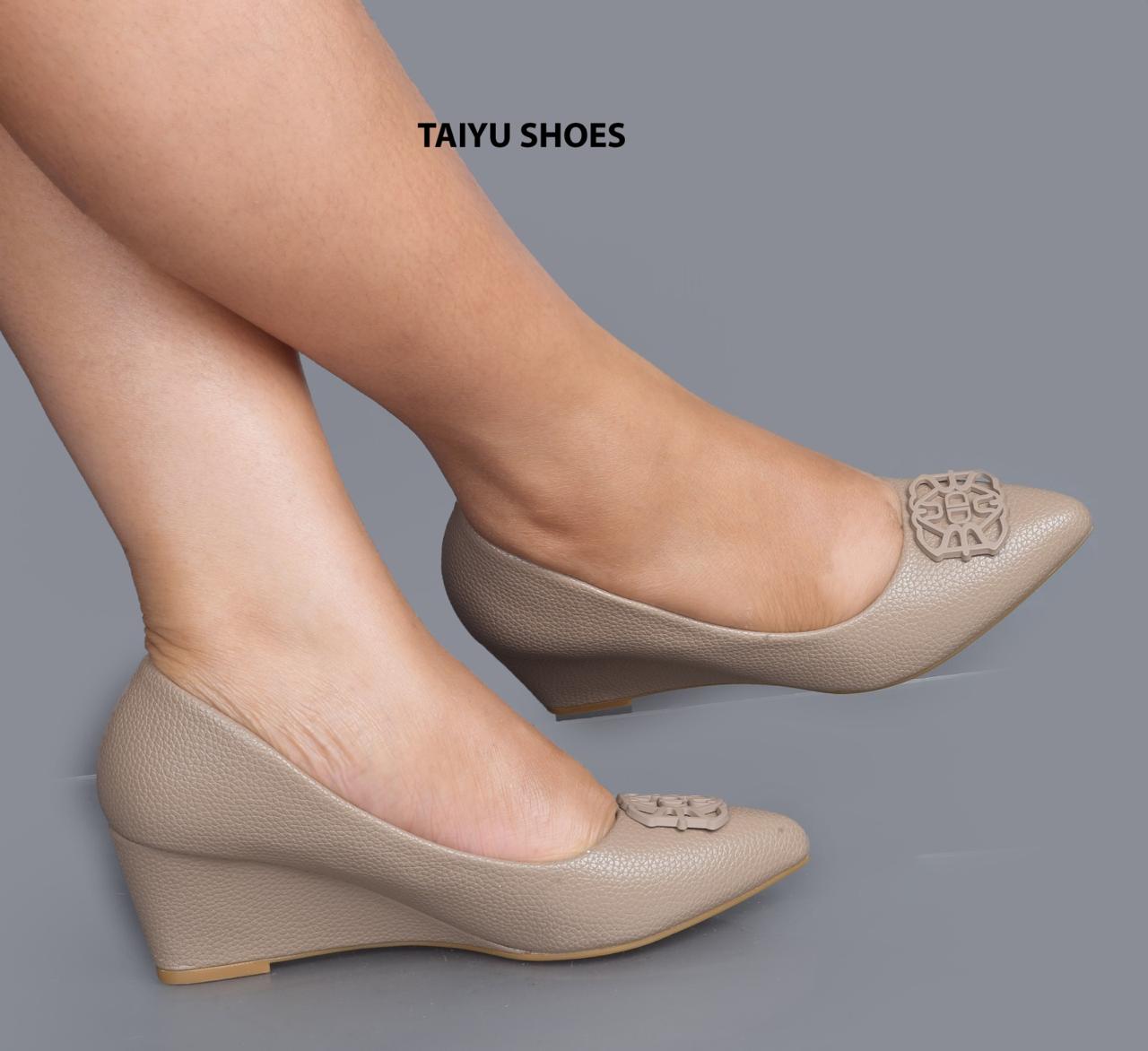 👠✨ Taiyu Stylish Wedge Heel Pumps – Comfort Meets Elegance Upgrade your footwear collection with these modern wedge heel pumps—perfect for women who want both comfort and style.