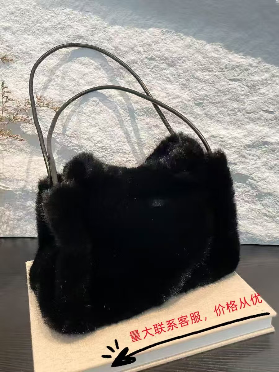 New Plush Shoulder Bag With A Small Square Shape A Unique And High-End Fashionable Crossbody Bag A Bag For Women With An Underarm Design.