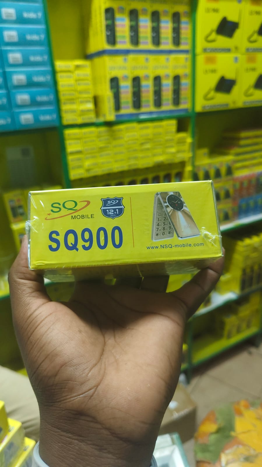 SQ SQ900 FLIP Phone 2300mAh battery capacity 2.8" SECONDARY SCREEN DUAL SIM CARD PHONE button mobile phone WITH Bluetooth connectivity super flashlight ,super speaker, camera FEATURED PHONE