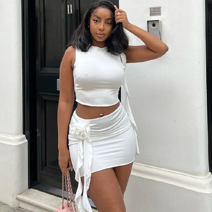 Tight fitting solid color fashion set, handcrafted floral round neck, solid color exposed navel top, mini skirt, two-piece set