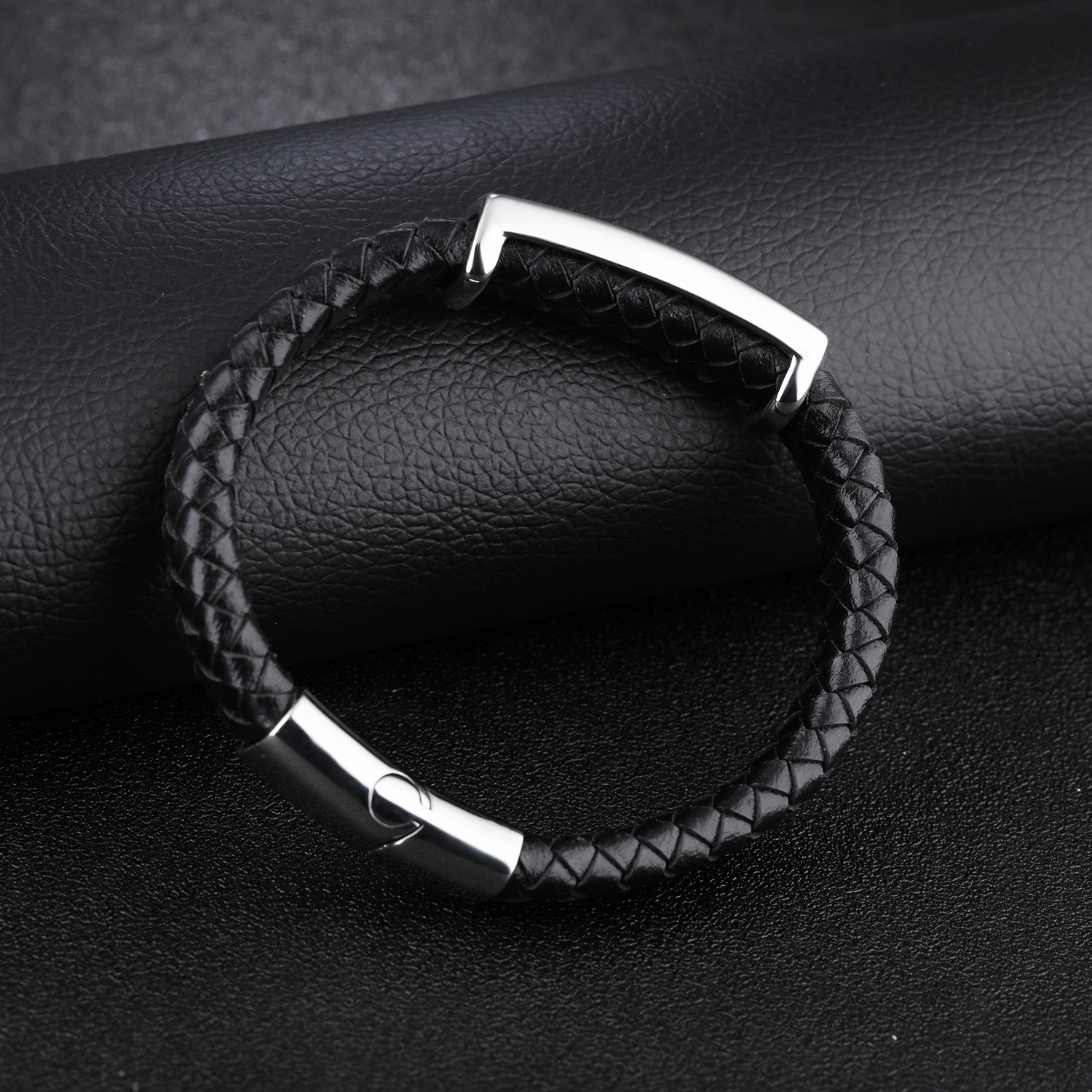Classic Great Wall Pattern Titanium Steel Men Cowhide Bracelet Fashion Magnetic Buckle Bracelet