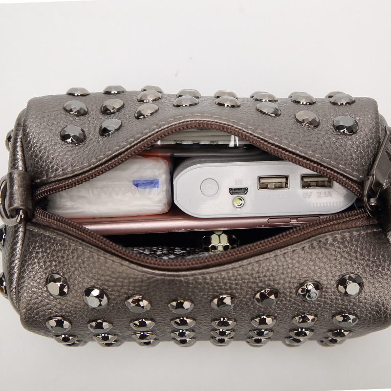 The New Lady Bags Rivet Handbag Chain Lady Bags Fashion Shoulder Oblique Cross Packet