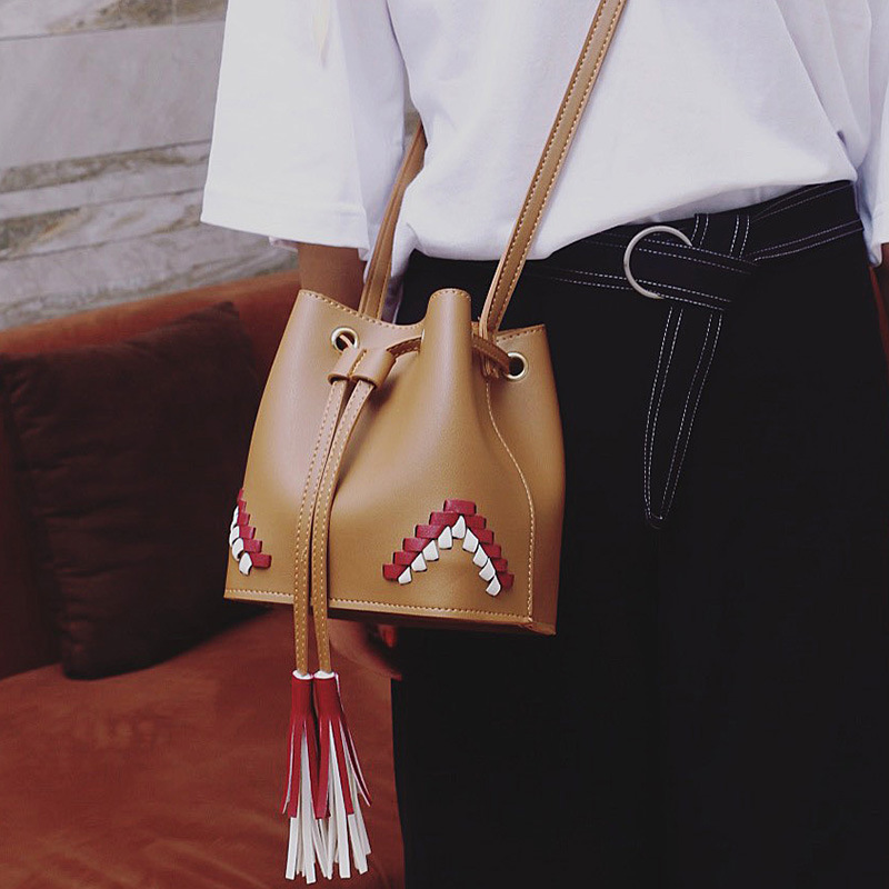 The New Bucket Bag Ms Packet Messenger Bag Trend Wild Messenger bag tassel Shoulder Bags Handbags