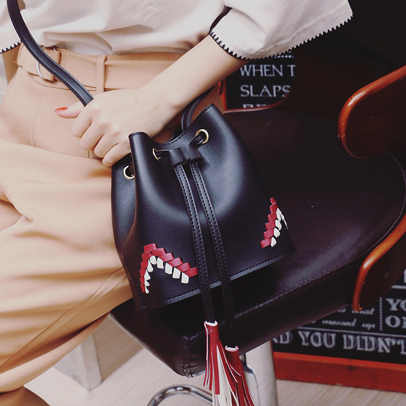 The New Bucket Bag Ms Packet Messenger Bag Trend Wild Messenger bag tassel Shoulder Bags Handbags
