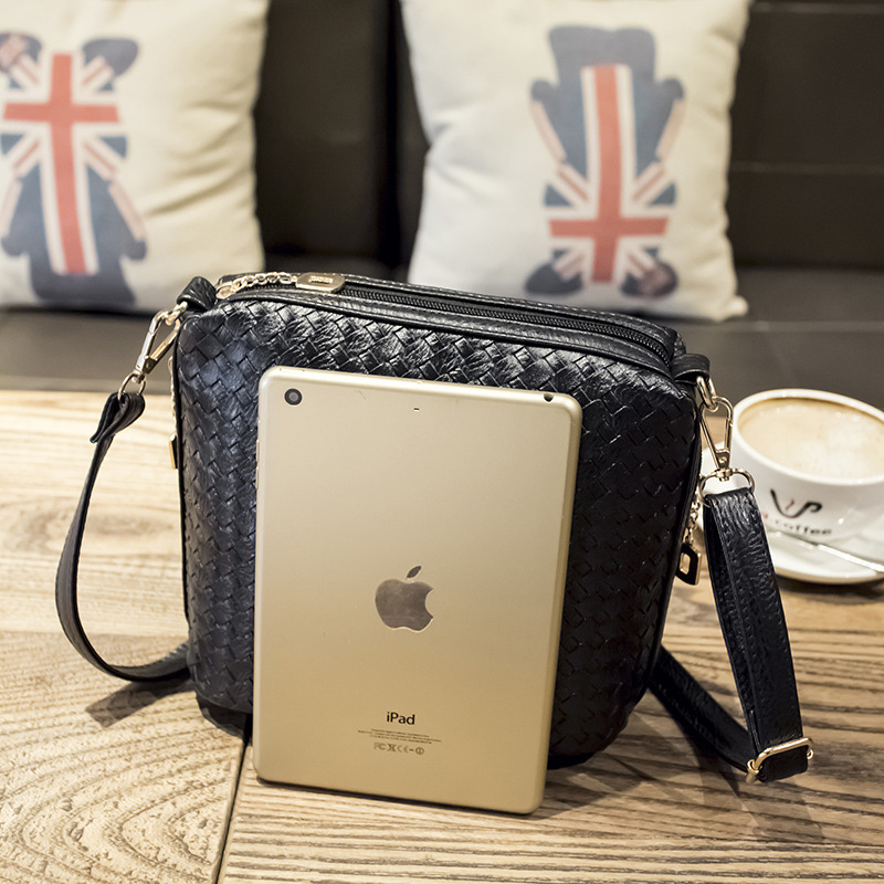 The New fashion Wild Weaving High capacity Messenger bag Shoulder portable Ms. bag Handbags
