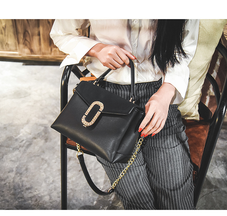 The New Wild Messenger Bag Personality Chain Bag Simple Shoulder Fashion Handbag Lock Lady bags