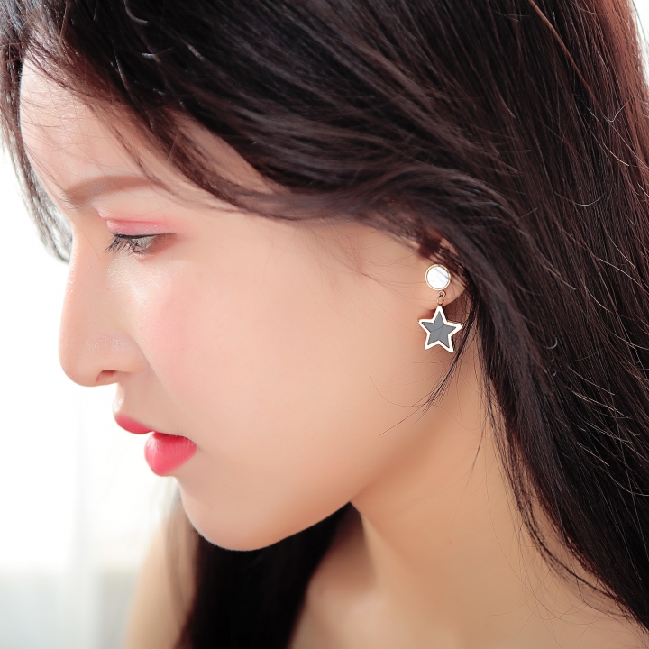 Geometric shape Asymmetry temperament Pentagram earring personality Black star White mother earring