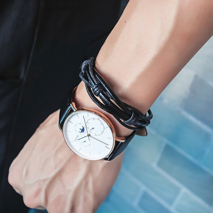 Personality Cowhide Bracelet Retro Men student Buckle Hand Strap