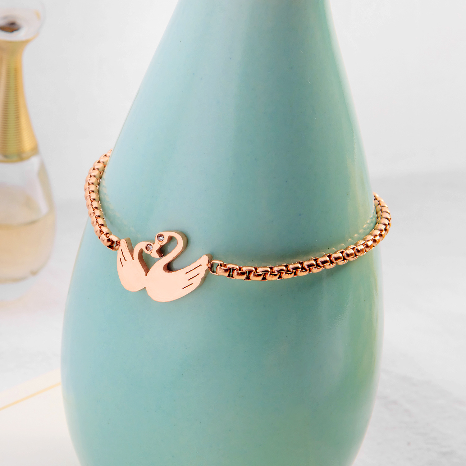 Ms temperament Rose gold Bracelet Creative personality design swan Bracelet