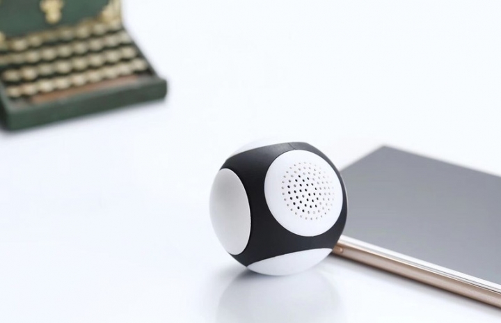 High Performance Magic gyro Bluetooth Speaker Music Speaker with Colourful lights