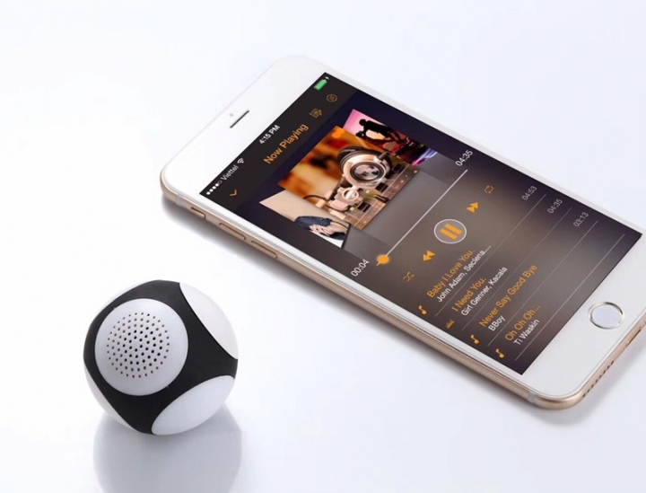 High Performance Magic gyro Bluetooth Speaker Music Speaker with Colourful lights