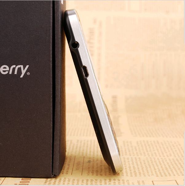 Refurbished Original BlackBerry Bold Touch 9930 Mobile Phone Internal 8GB Memory 5MP 3G Smartphone