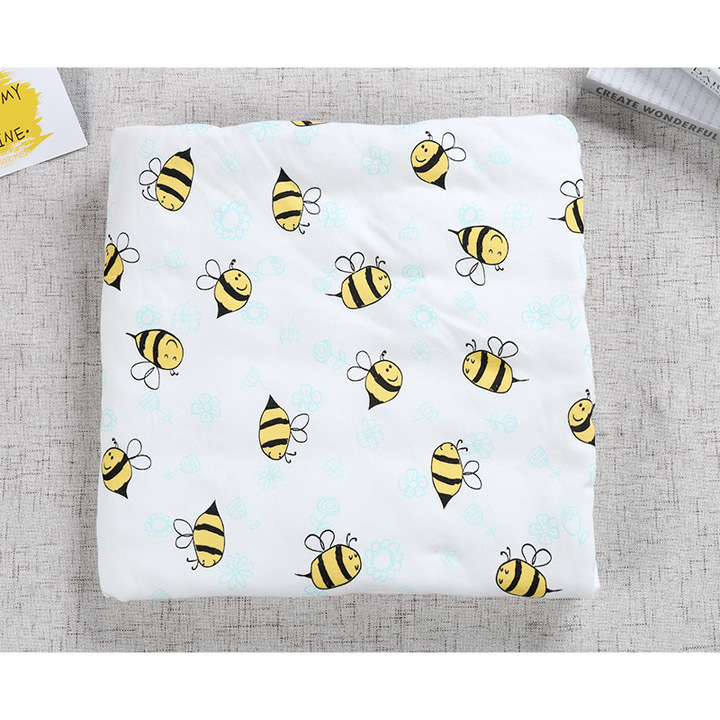 The baby spring and summer pure cotton blanket is breathable and warm