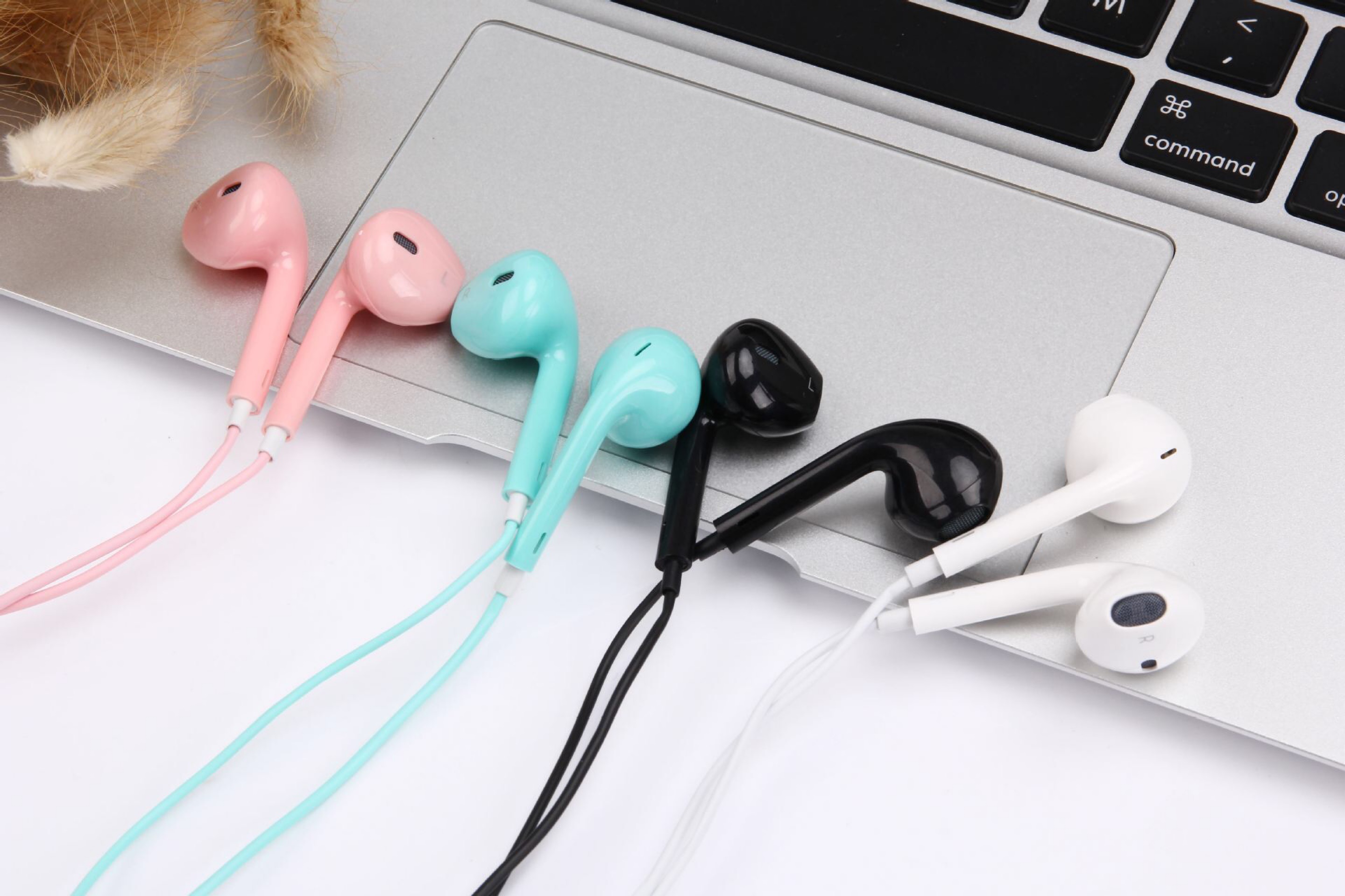 Universal Wired In-Ear Super Mega Bass Earbuds Earphones Earpods for Android Mobile and iPhone