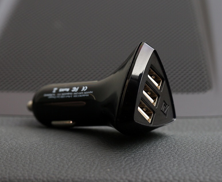 QC 3.0 Quick Charger Three USB Car Charger Sixfold Protection with CE FCC RoHS Authentication
