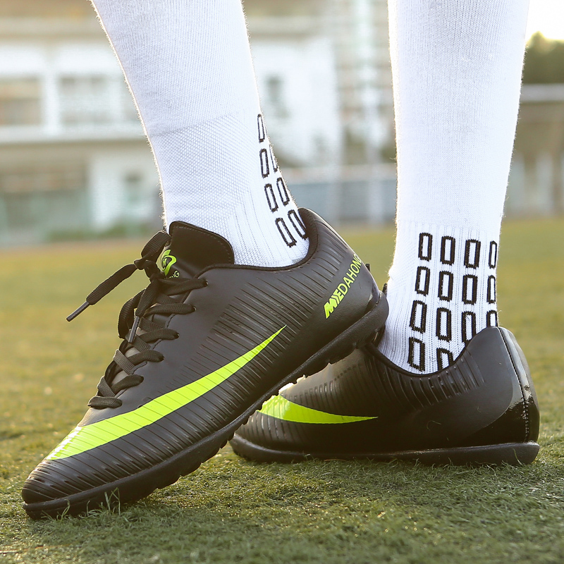 Men Outdoor Breathable Soft Football Shoes Plus Size Kids Comfortable Professional Soccer Shoes