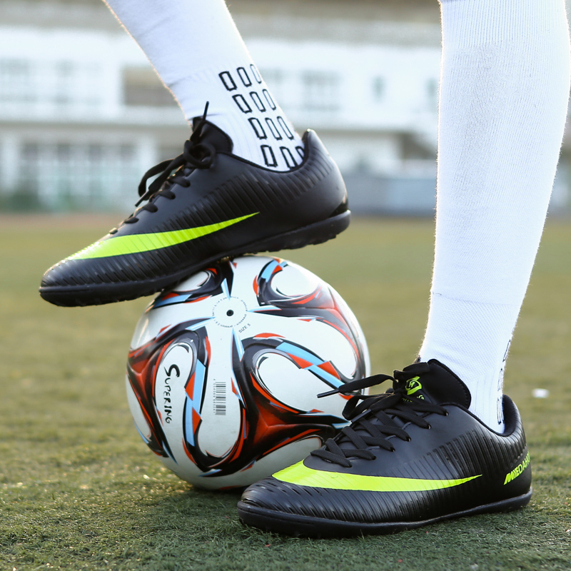 Men Outdoor Breathable Soft Football Shoes Plus Size Kids Comfortable Professional Soccer Shoes