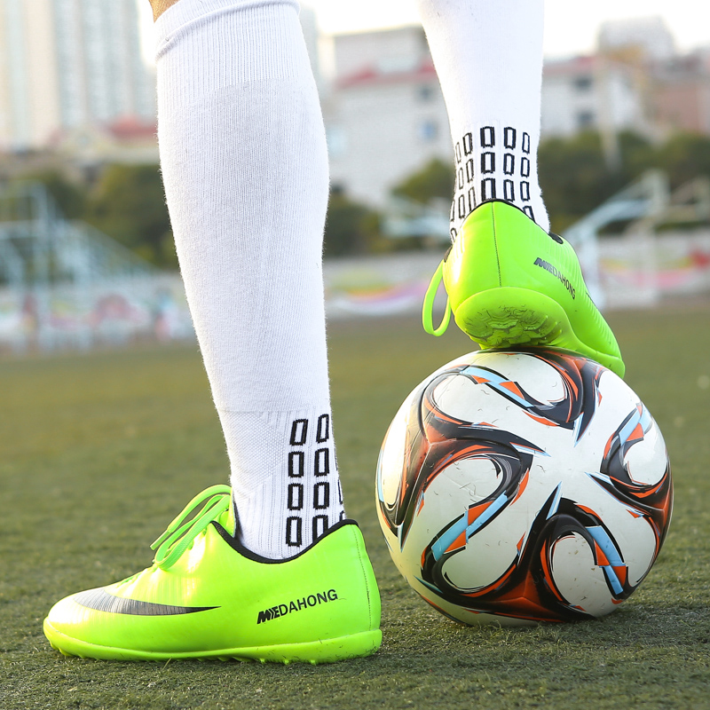 Men Outdoor Breathable Soft Football Shoes Plus Size Kids Comfortable Professional Soccer Shoes