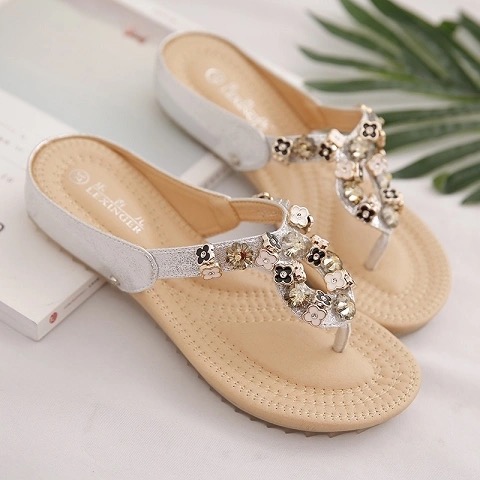 PNR 2020 new fashion women&apos;s sandals outdoor soft bottom comfortable beach shoes ladies casual shoes