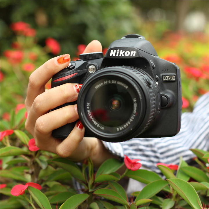Nikon D3200 DSLR Camera with 18-55mm Lens-Household package 99% New Used