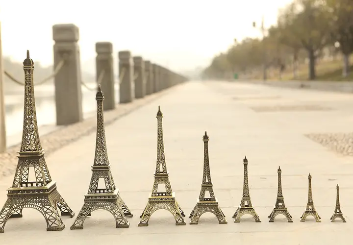 Creative metal decorationsA model of the Eiffel Tower in France Metal work Decorations