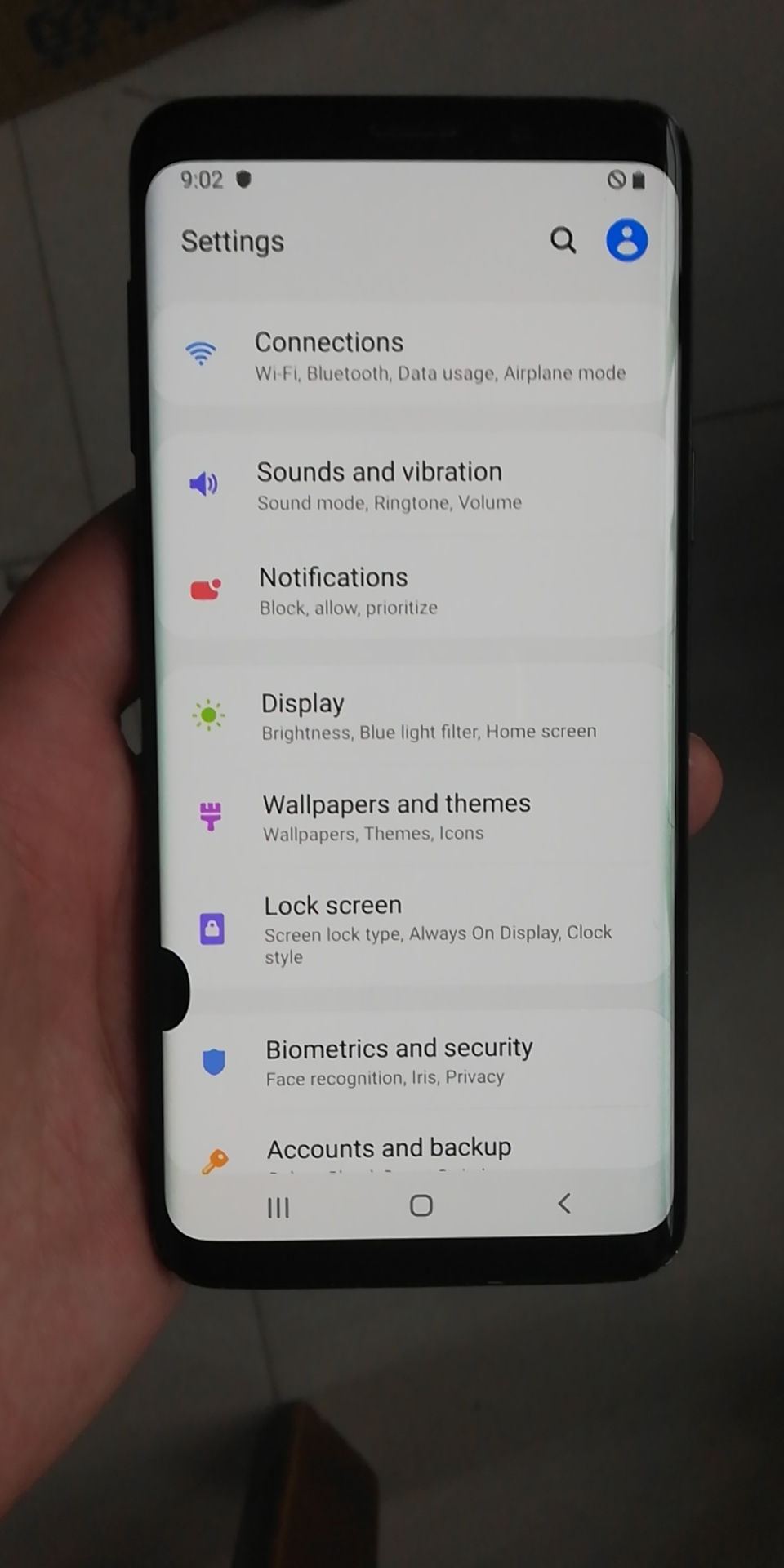 Certified Refurbished:Samsung Galaxy S9 Smartphone 5.8 inch 4GB+64GB single sim screen with a small dot.