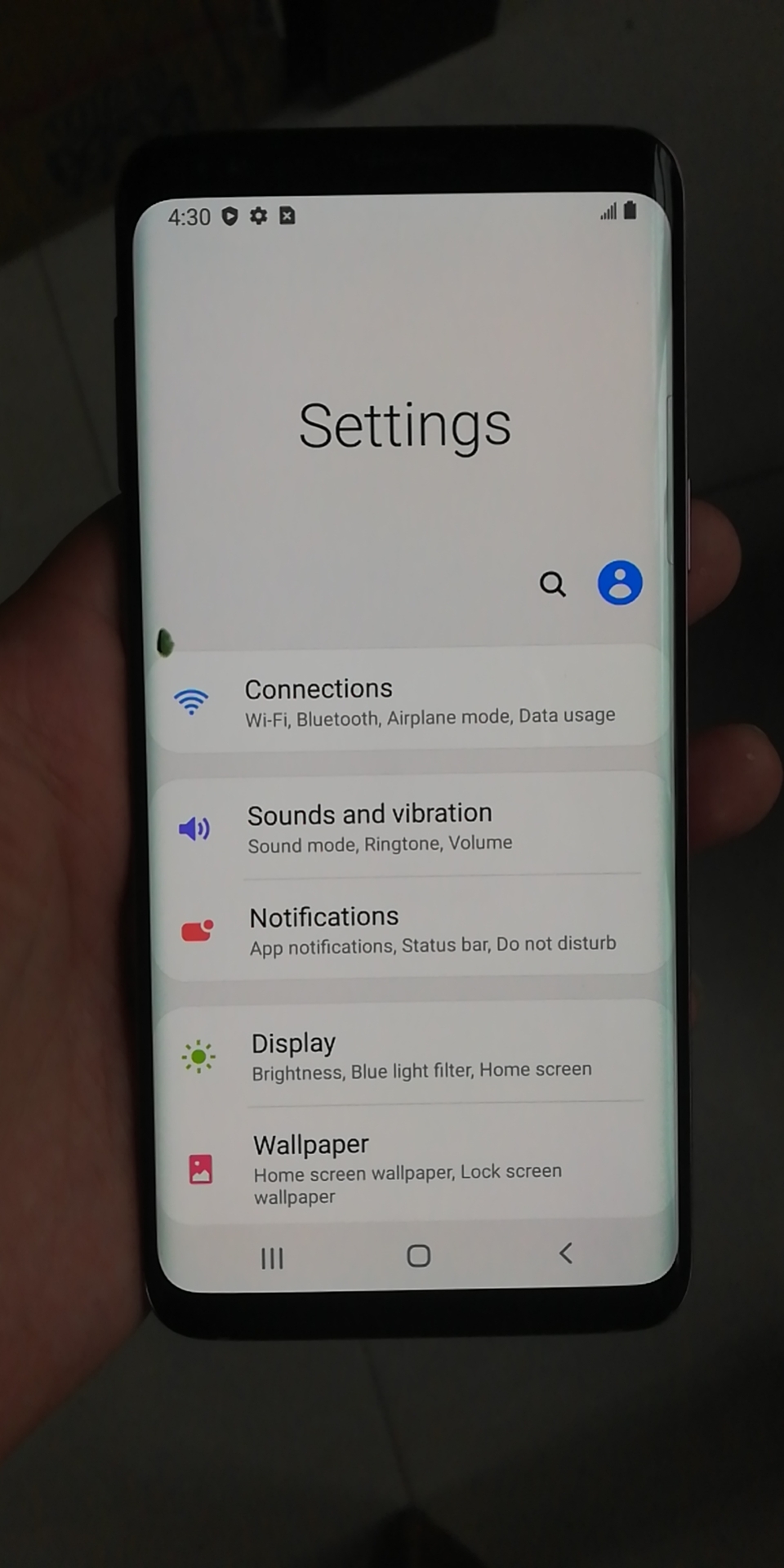 Certified Refurbished:Samsung Galaxy S9 Smartphone 5.8 inch 4GB+64GB single sim screen with a small dot.