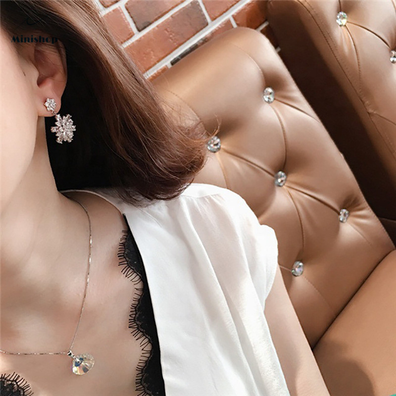 Women Fashion and Exquisite Ice Flower Lady Earrings Sparkly Beautiful Creative Earrings