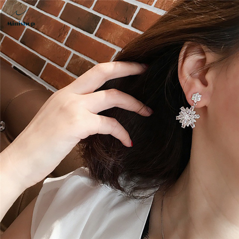Women Fashion and Exquisite Ice Flower Lady Earrings Sparkly Beautiful Creative Earrings